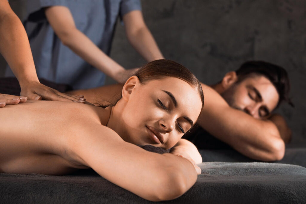 wee personen genieten van een ontspannende duo massage in de serene omgeving van Bongkoch